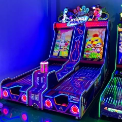 Máquina de bolos de dos pistas instalada en un centro de entretenimiento familiar.