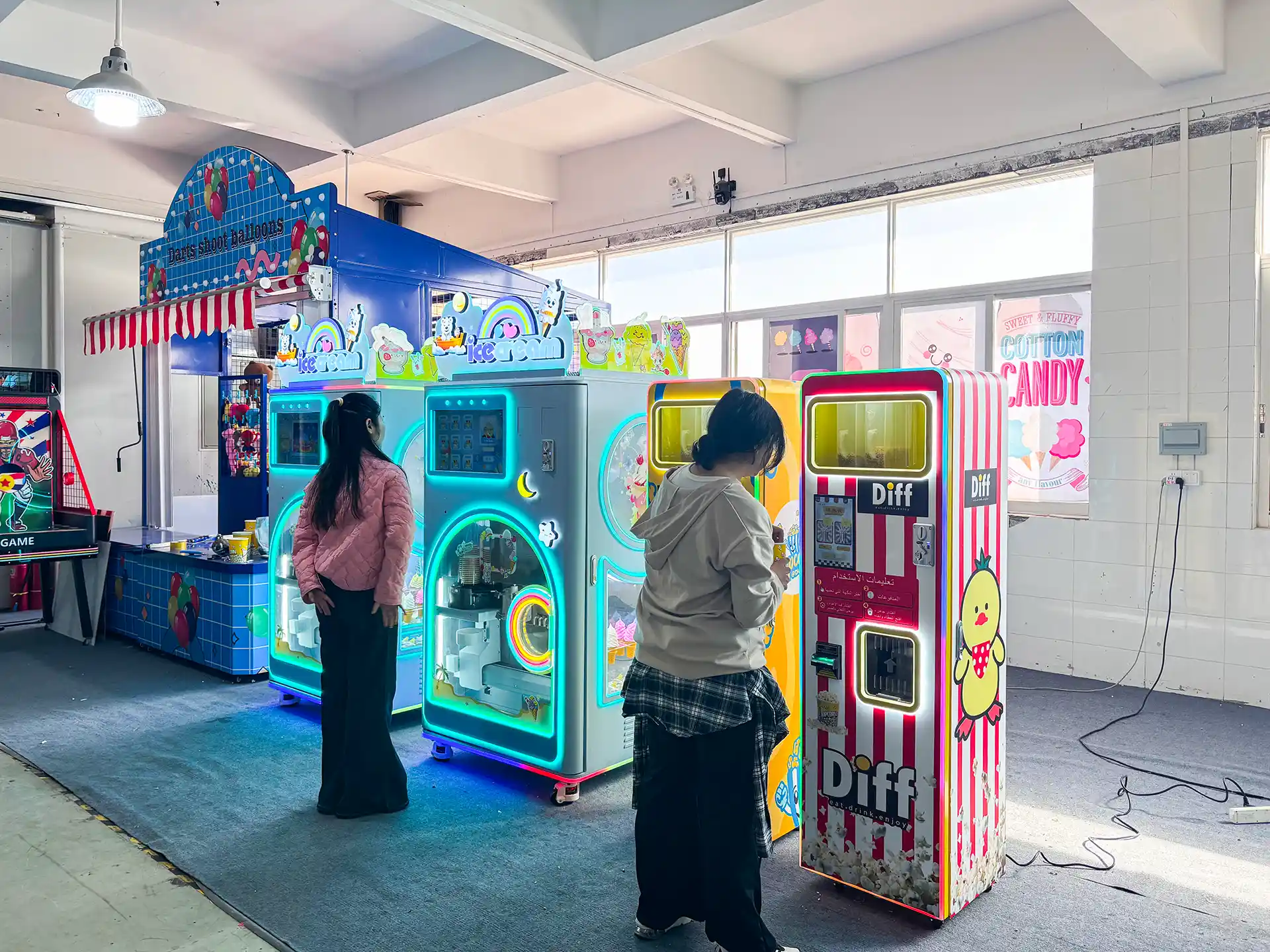 Automatic popcorn vending machine with dual-flavour dispensing for commercial venues