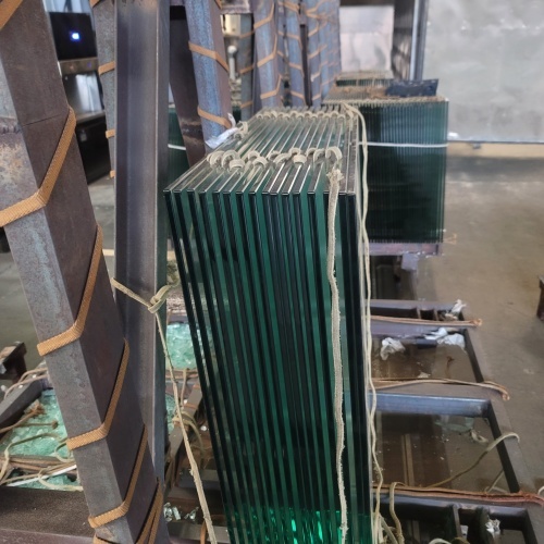 Закаленное стекло, выдержанное в тепле