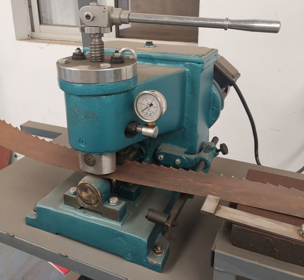 Sawmill-World MR 417 Band Saw Blade Roll Machine/Bandsaw Blade Roller For Sale