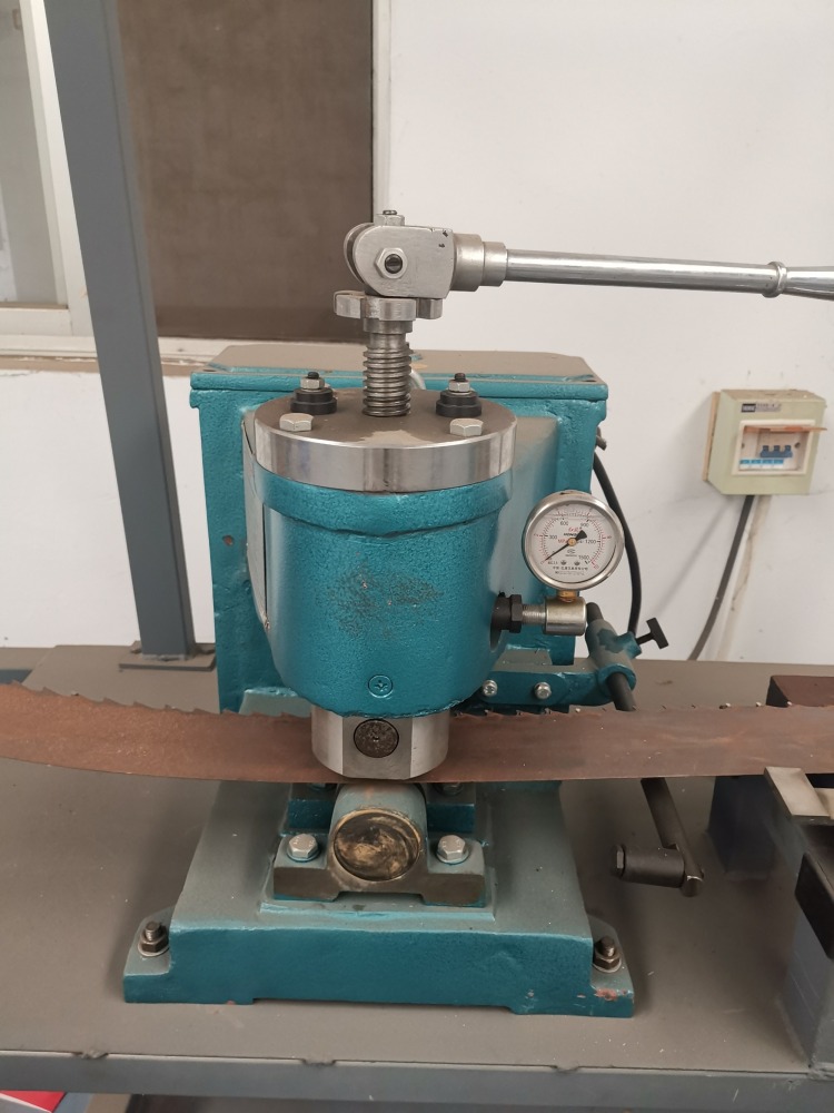 Sawmill-World MR 417 Band Saw Blade Roll Machine/Bandsaw Blade Roller For Sale