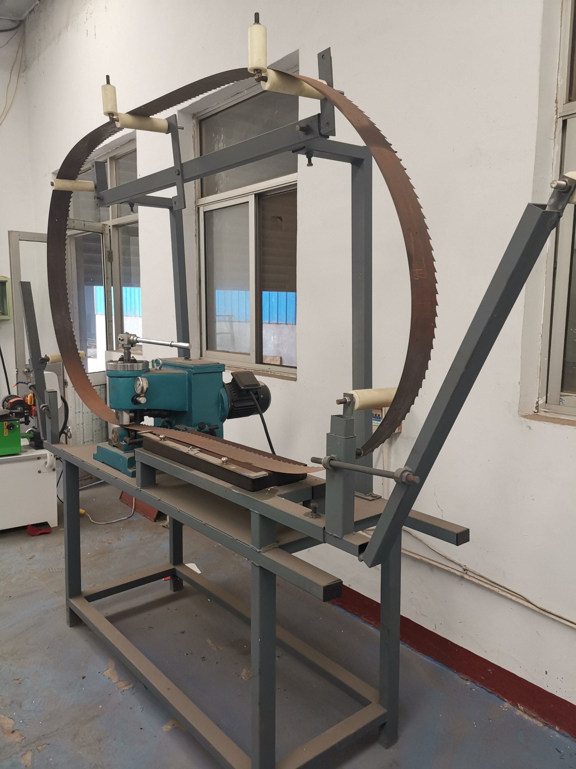 Sawmill-World MR 417 Band Saw Blade Roll Machine/Bandsaw Blade Roller For Sale