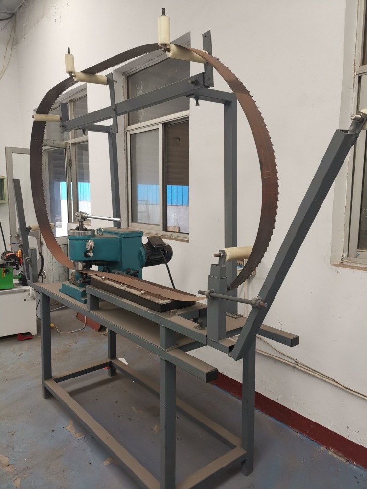 Sawmill-World MR 417 Band Saw Blade Roll Machine/Bandsaw Blade Roller For Sale