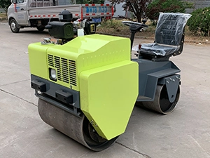 Ride on road roller SVH70