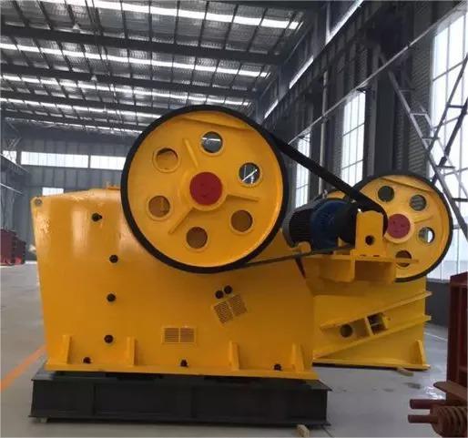 Ore Crushing Machine / Diesel Engine Mobile Jaw Crusher