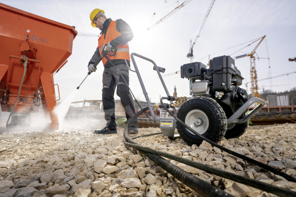 KÄRCHER High-pressure washer HD 6/15 G Classic Compact and mobile HD 6/15 G Classic cold water high-pressure cleaner with petrol engine and robust crankshaft pump. Ideally suited for municipalities, construction and handicraft.