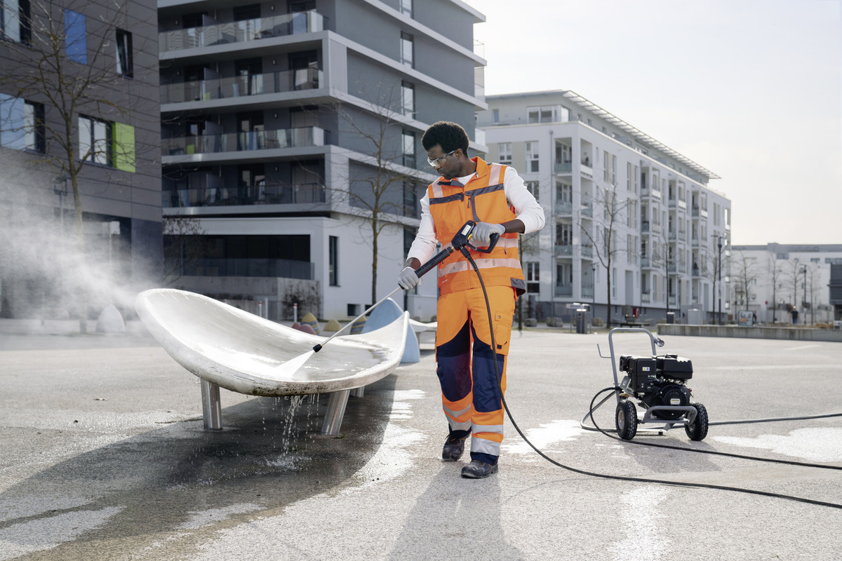 KÄRCHER High-pressure washer HD 6/15 G Classic Compact and mobile HD 6/15 G Classic cold water high-pressure cleaner with petrol engine and robust crankshaft pump. Ideally suited for municipalities, construction and handicraft.