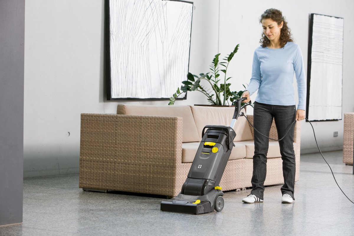 KÄRCHER Scrubber drier BR 30/4 C Ep scrubber drier is light and compact – weighing only 11.5 kg, this highly innovative and powerful vacuum is ideal for cleaning hard surfaces from 20 to 200 m² as the perfect alternative to manual cleaning.