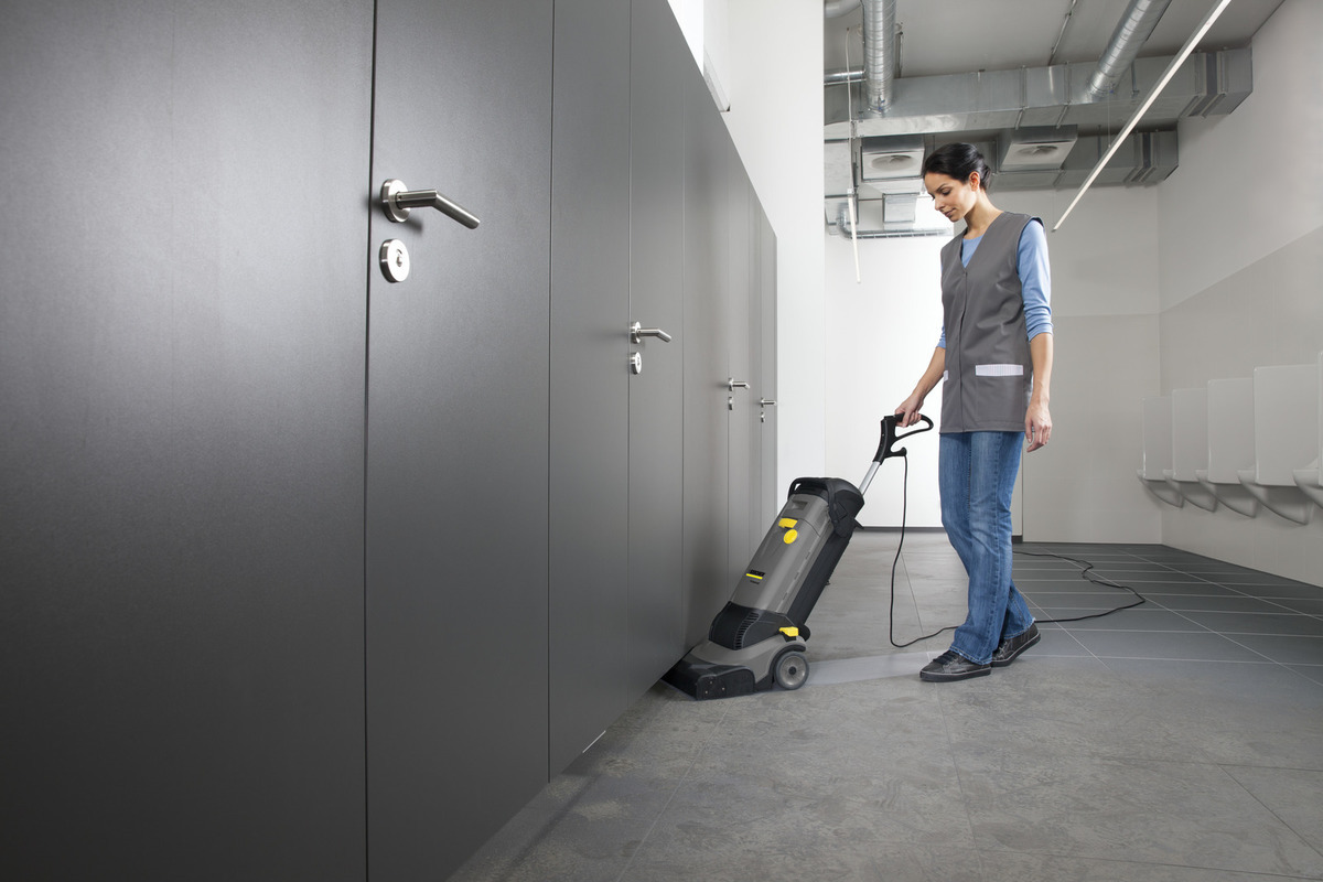KÄRCHER Scrubber drier BR 30/4 C Ep scrubber drier is light and compact – weighing only 11.5 kg, this highly innovative and powerful vacuum is ideal for cleaning hard surfaces from 20 to 200 m² as the perfect alternative to manual cleaning.