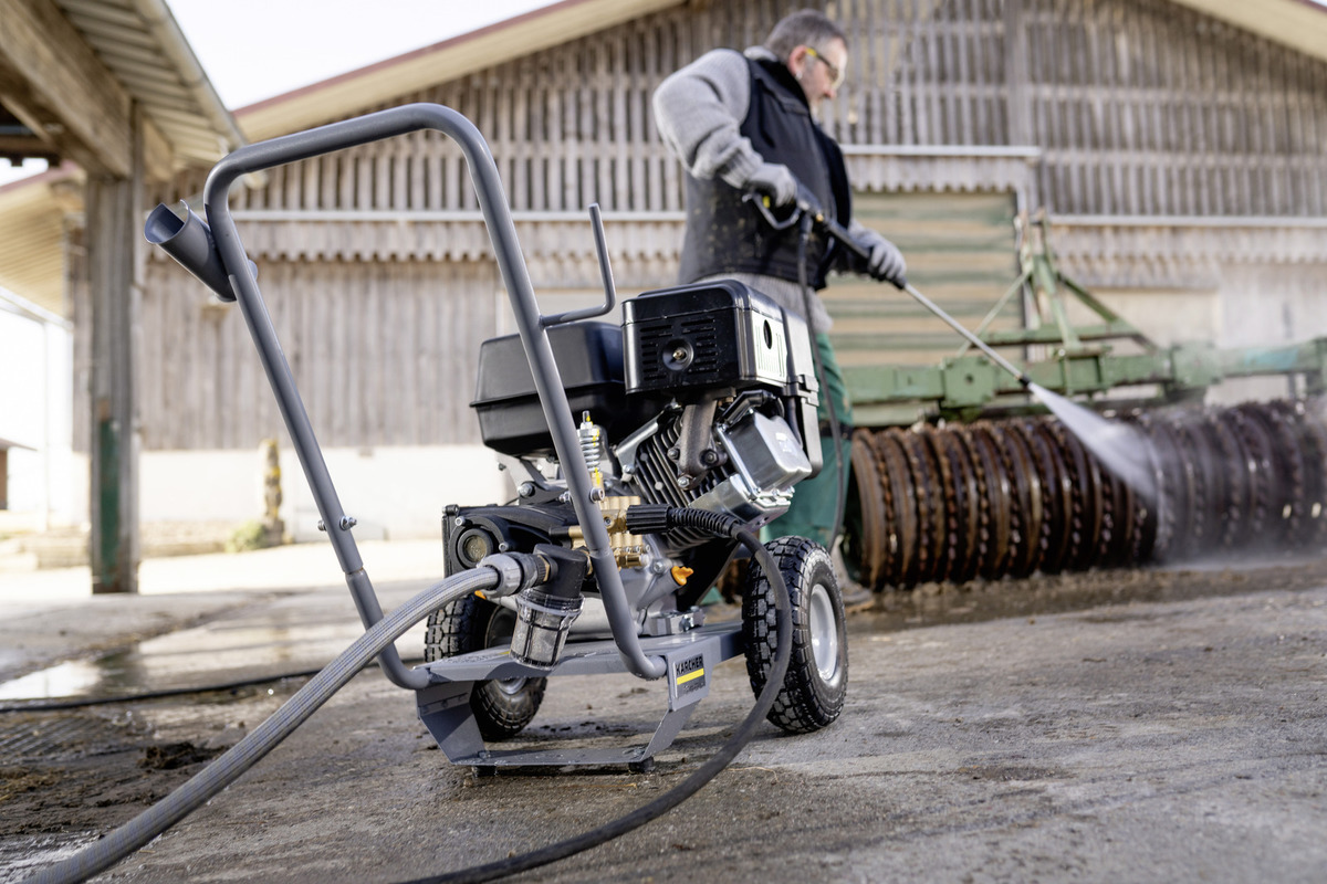 KÄRCHER High-pressure washer HD 6/15 G Classic Compact and mobile HD 6/15 G Classic cold water high-pressure cleaner with petrol engine and robust crankshaft pump. Ideally suited for municipalities, construction and handicraft.