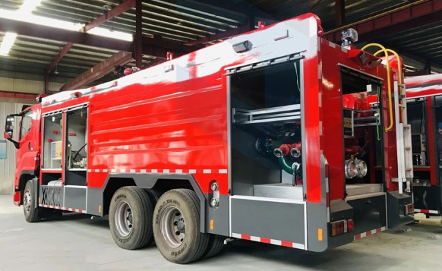 6x4 ISUZU GIGA Water Foam Dry Powder Fire Truck