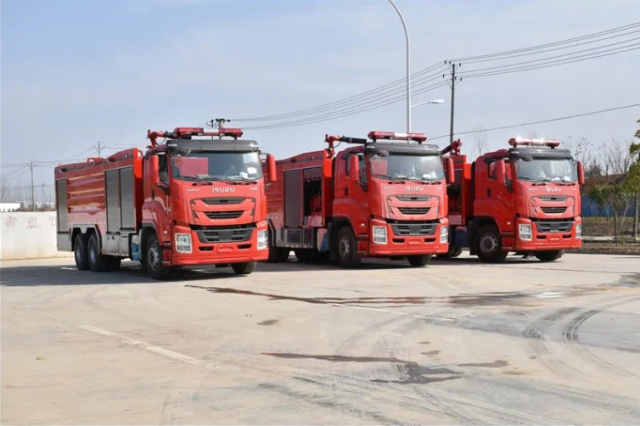 6x4 ISUZU GIGA Water Foam Dry Powder Fire Truck