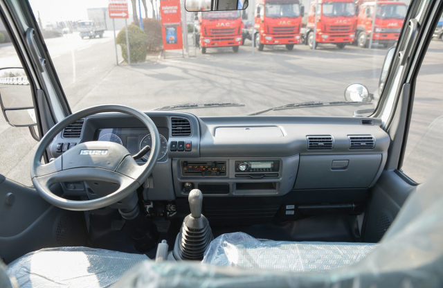 Mini ISUZU ELF100P Double Cabin 4x2 drive in short base Cargo Truck