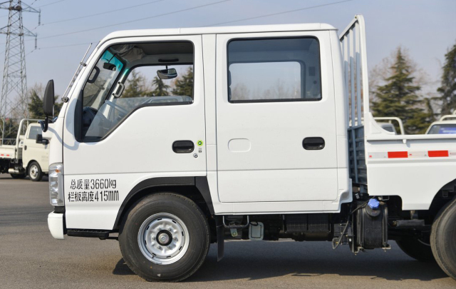 Mini ISUZU ELF100P Double Cabin 4x2 drive in short base Cargo Truck