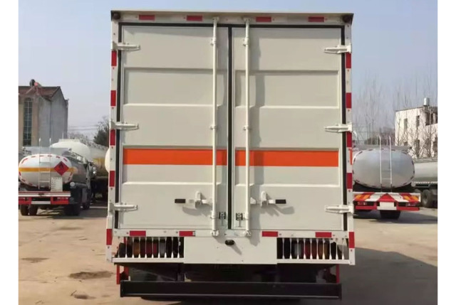 8Tons ISUZU 700P Van Body Truck 190HP