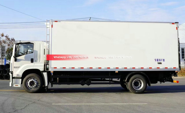 4x2 ISUZU GIGA 4X 205HP Refrigerated Truck 6.8meter Cold Room With 1.T to 1.5Tons Hydraulic Lifting Tail Gate