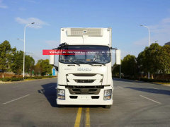 4x2 ISUZU GIGA 4X 205HP Refrigerated Truck 6.8meter Cold Room With 1.T to 1.5Tons Hydraulic Lifting Tail Gate