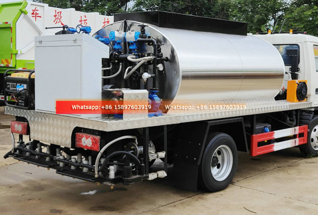 Small ISUZU 3000L Bitument Spreayer Truck