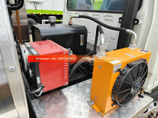 Small ISUZU 3000L Bitument Spreayer Truck