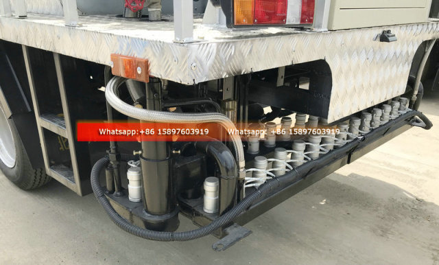 Small ISUZU 3000L Bitument Spreayer Truck