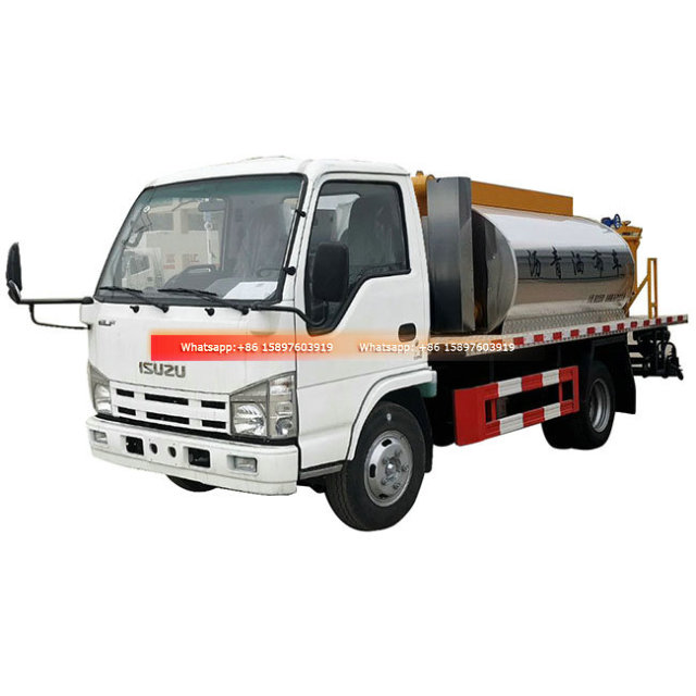 Small ISUZU 3000L Bitument Spreayer Truck