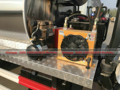 ISUZU NKR 4KB asphalt distributor truck 4000Liters