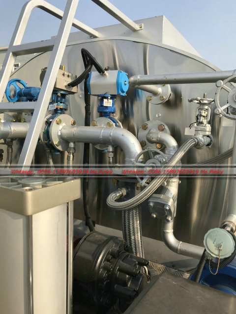 ISUZU NKR 4KB asphalt distributor truck 4000Liters