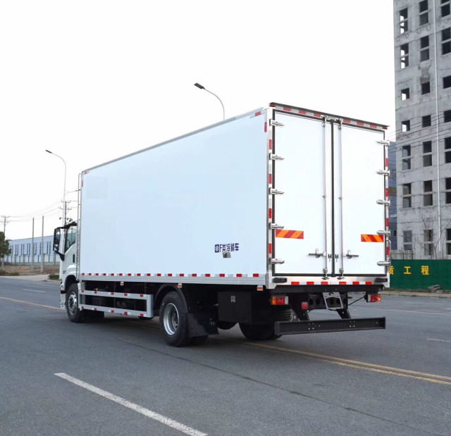 6Wheels Brand New ISUZU GIGA 4X 205HP Refrigerated Truck 45m3 Cooking Room 7.6m With Thermo King Cooling Unit