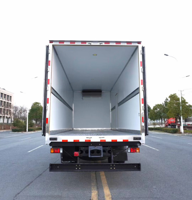 6Wheels Brand New ISUZU GIGA 4X 205HP Refrigerated Truck 45m3 Cooking Room 7.6m With Thermo King Cooling Unit