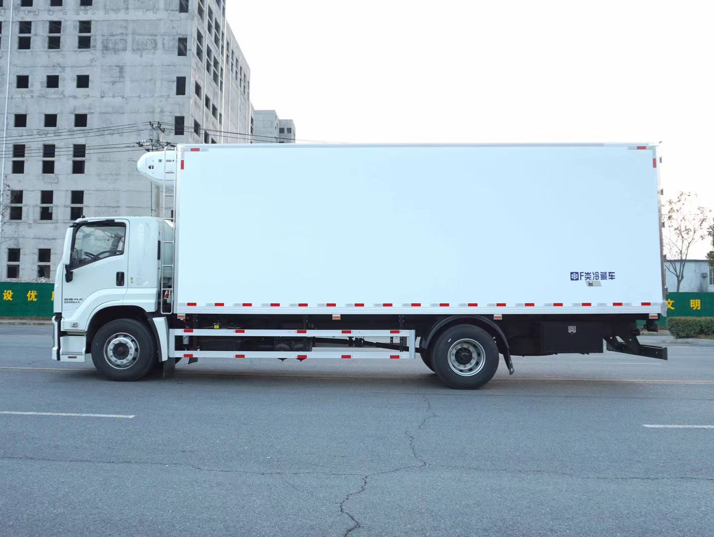 6Wheels Brand New ISUZU GIGA 4X 205HP Refrigerated Truck 45m3 Cooling Room 7.6m With Thermo King Cooling Unit