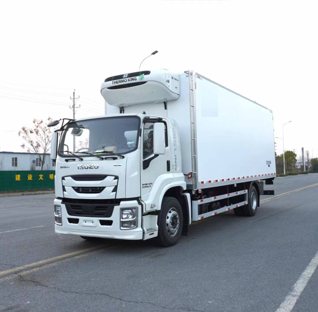 6Wheels Brand New ISUZU GIGA 4X 205HP Refrigerated Truck 45m3 Cooking Room 7.6m With Thermo King Cooling Unit