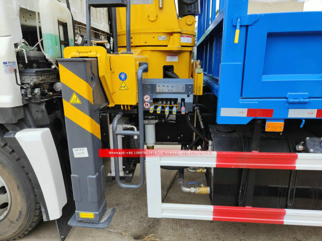 10Wheels ISUZU GIGA Truck Mounted With 12 Tons Crane XCMG SQS300