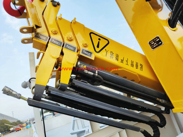 190HP ISUZU ELF Truck Mounted Crane SQZ132 6.3T Folading Boom Crane