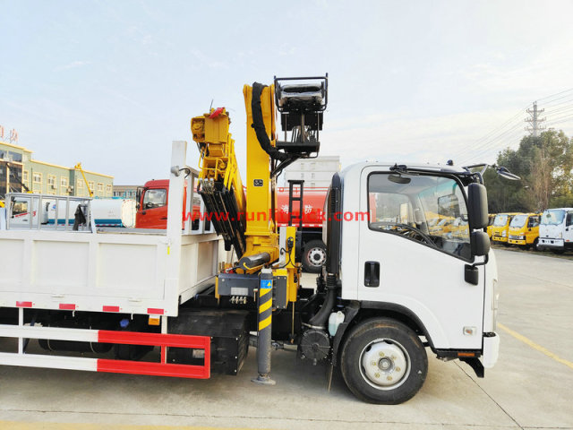 190HP ISUZU ELF Truck Mounted Crane SQZ132 6.3T Folading Boom Crane