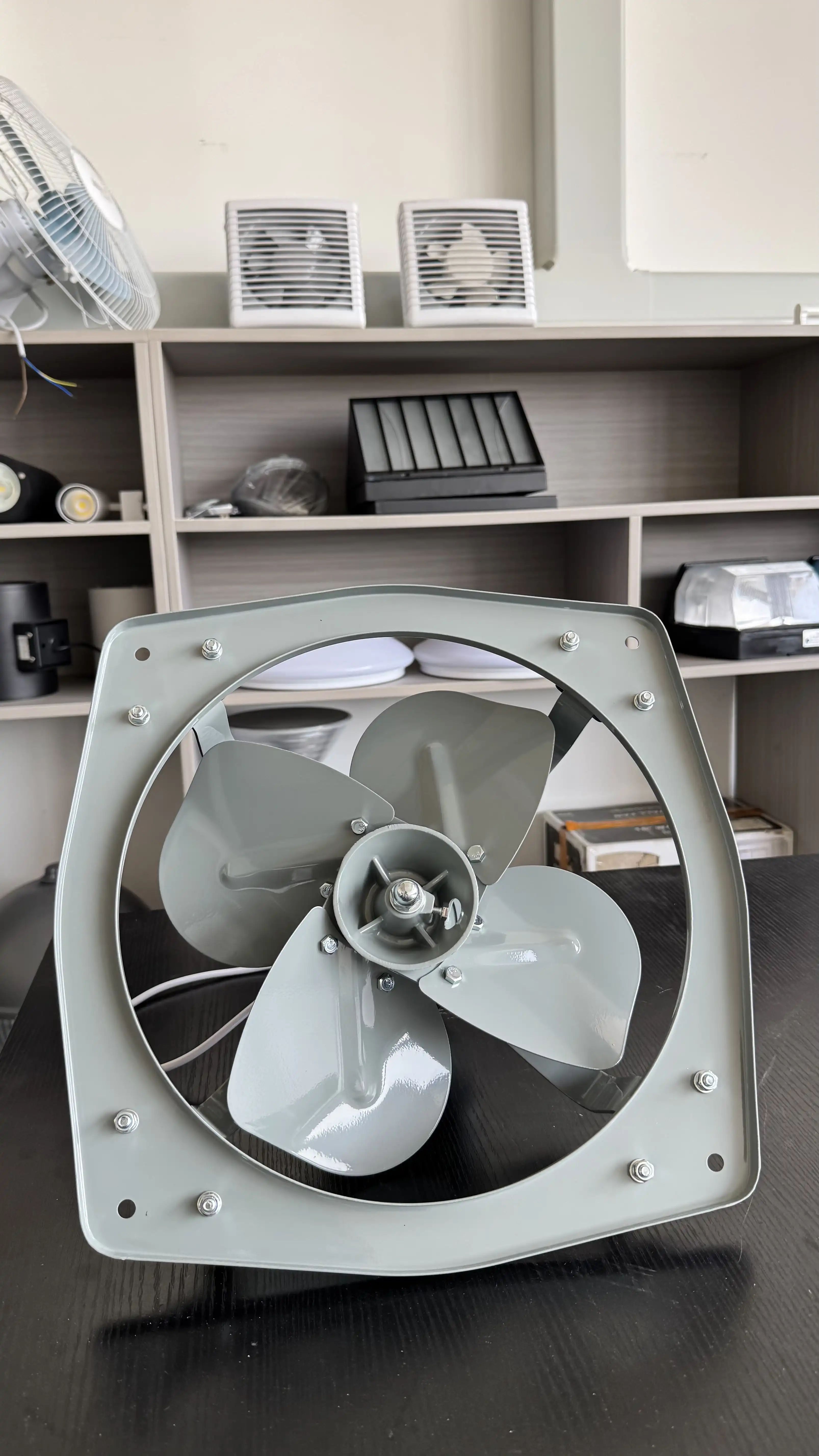 Commercial ventilating fan equipped with a heavy-duty front safety grille