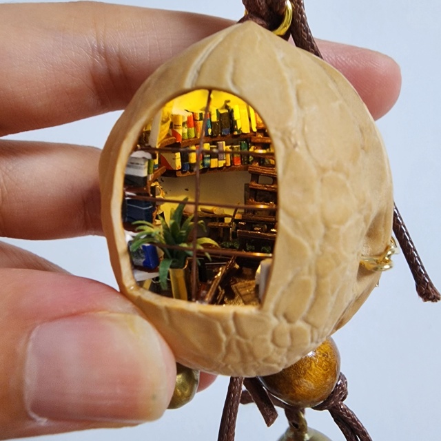 Bookcase-shaped Keyring Craft Item