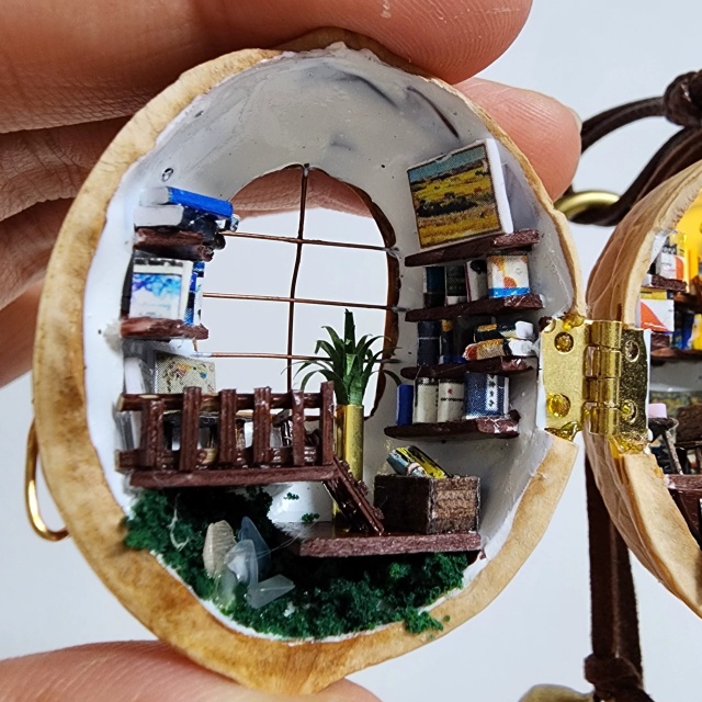 Bookcase-shaped Keyring Craft Item