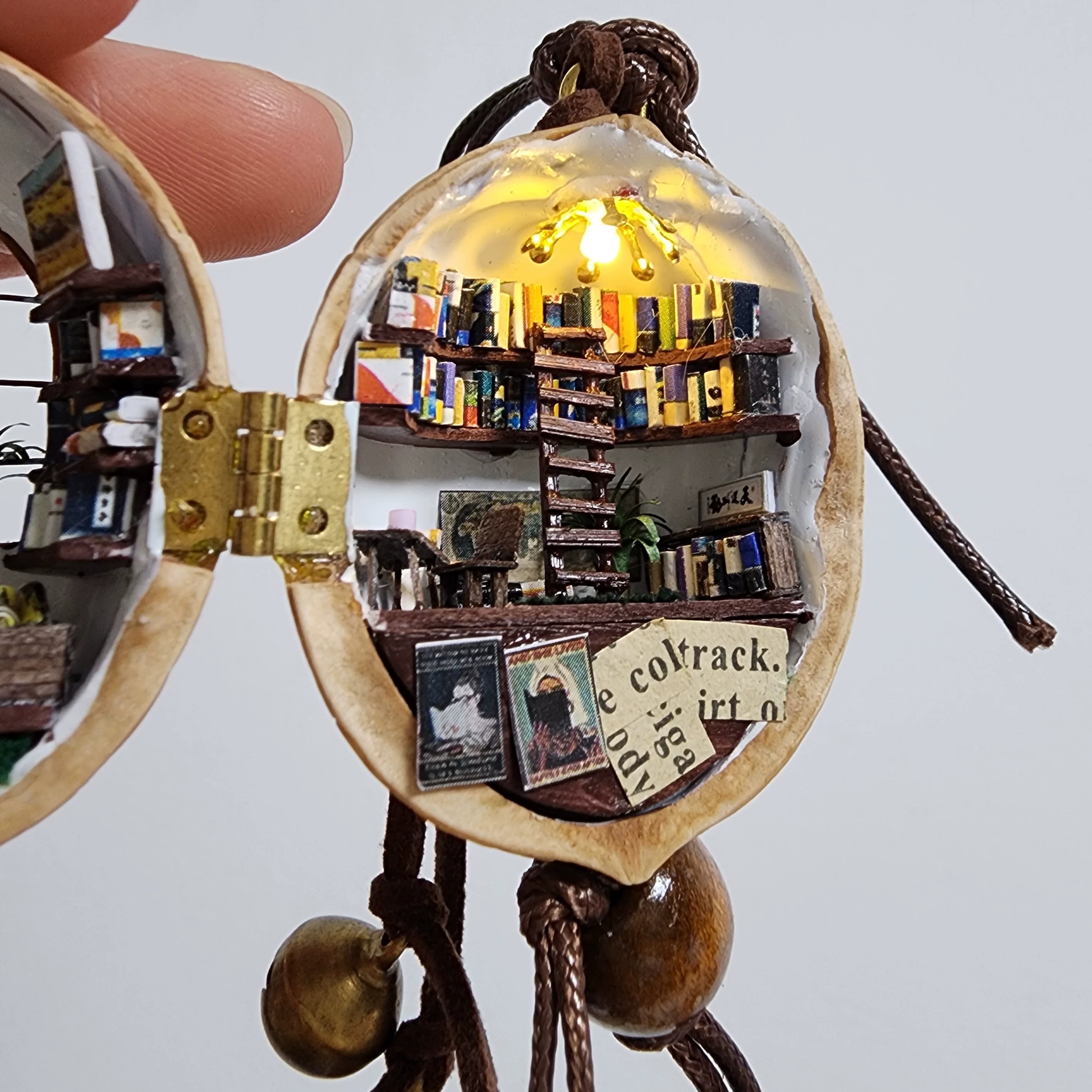 Bookcase-shaped Keyring Craft Item