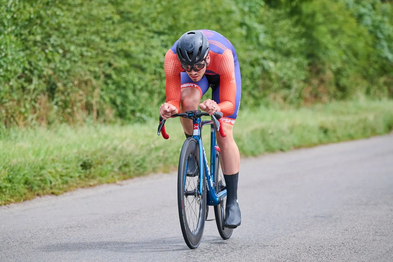 가속하는 사이클리스트