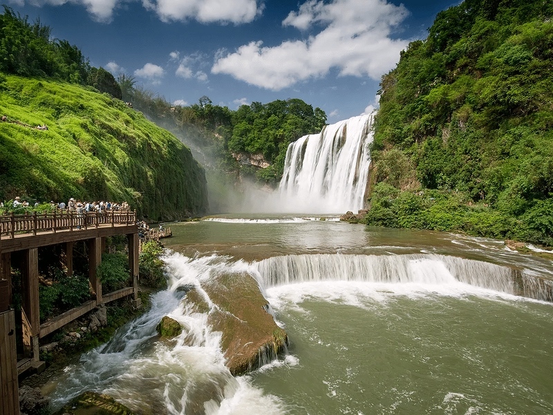 Attractive Guizhou 5 days 4 nights low-cost in-depth tour / Thousand Huts Miao Village / Huangguoshu Waterfall