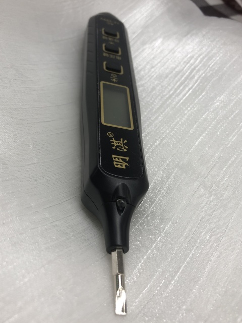 Smart Digital Non-Contact Voltage Tester with Integrated Flashlight