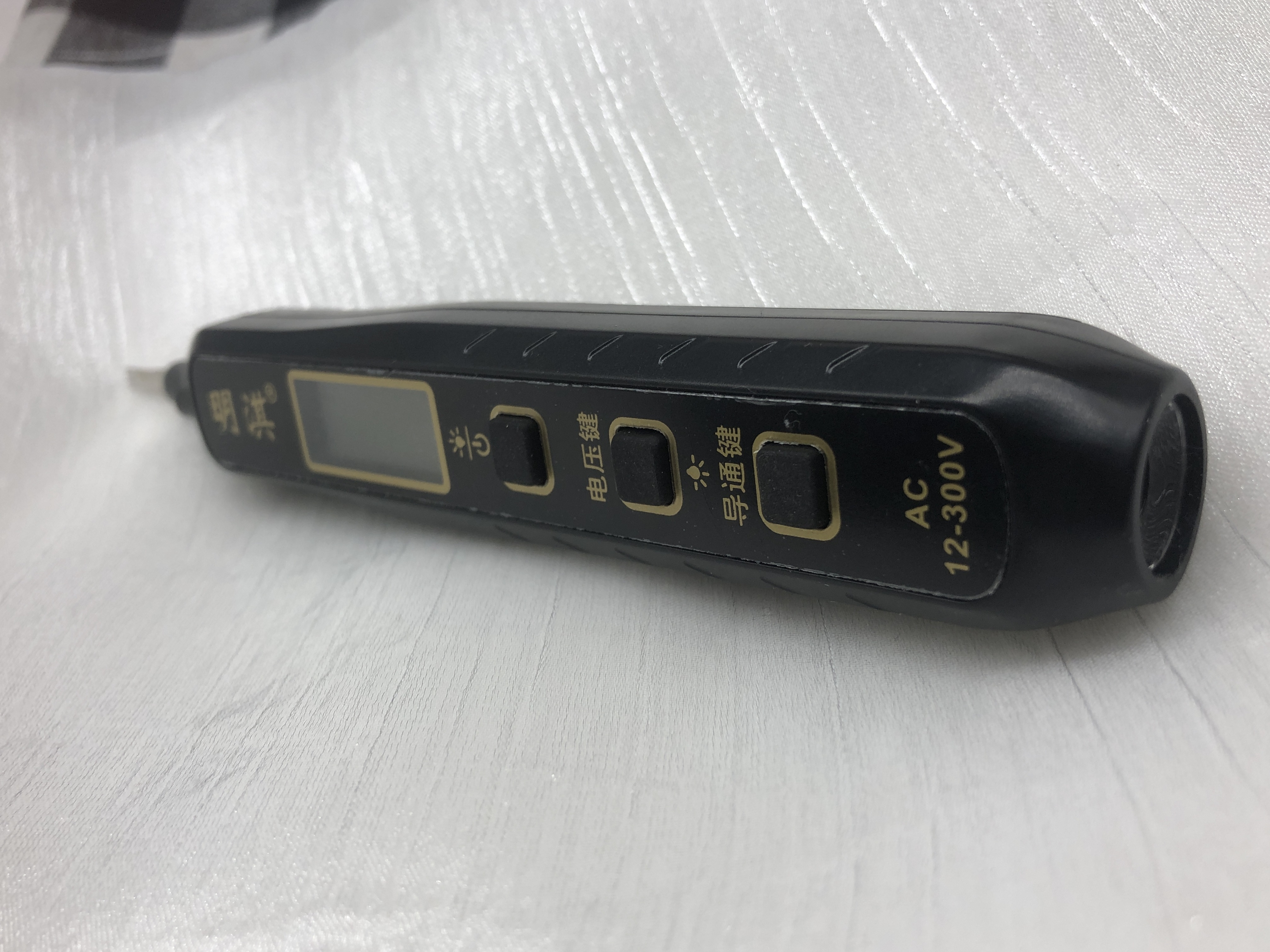Smart Digital Non-Contact Voltage Tester with Integrated Flashlight
