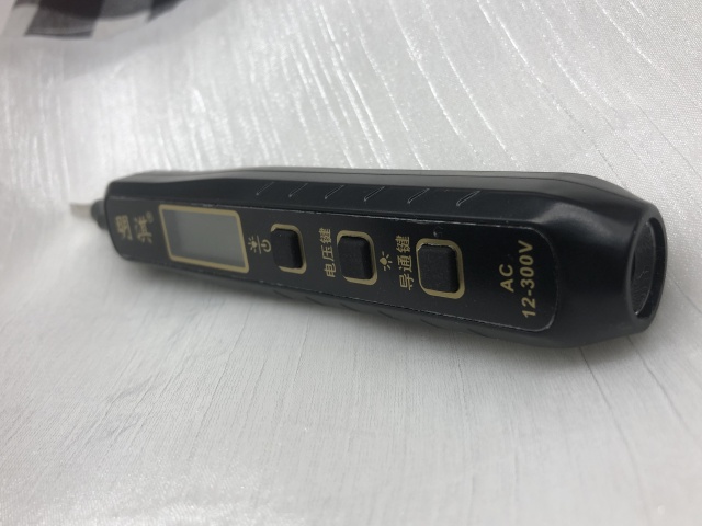 Smart Digital Non-Contact Voltage Tester with Integrated Flashlight