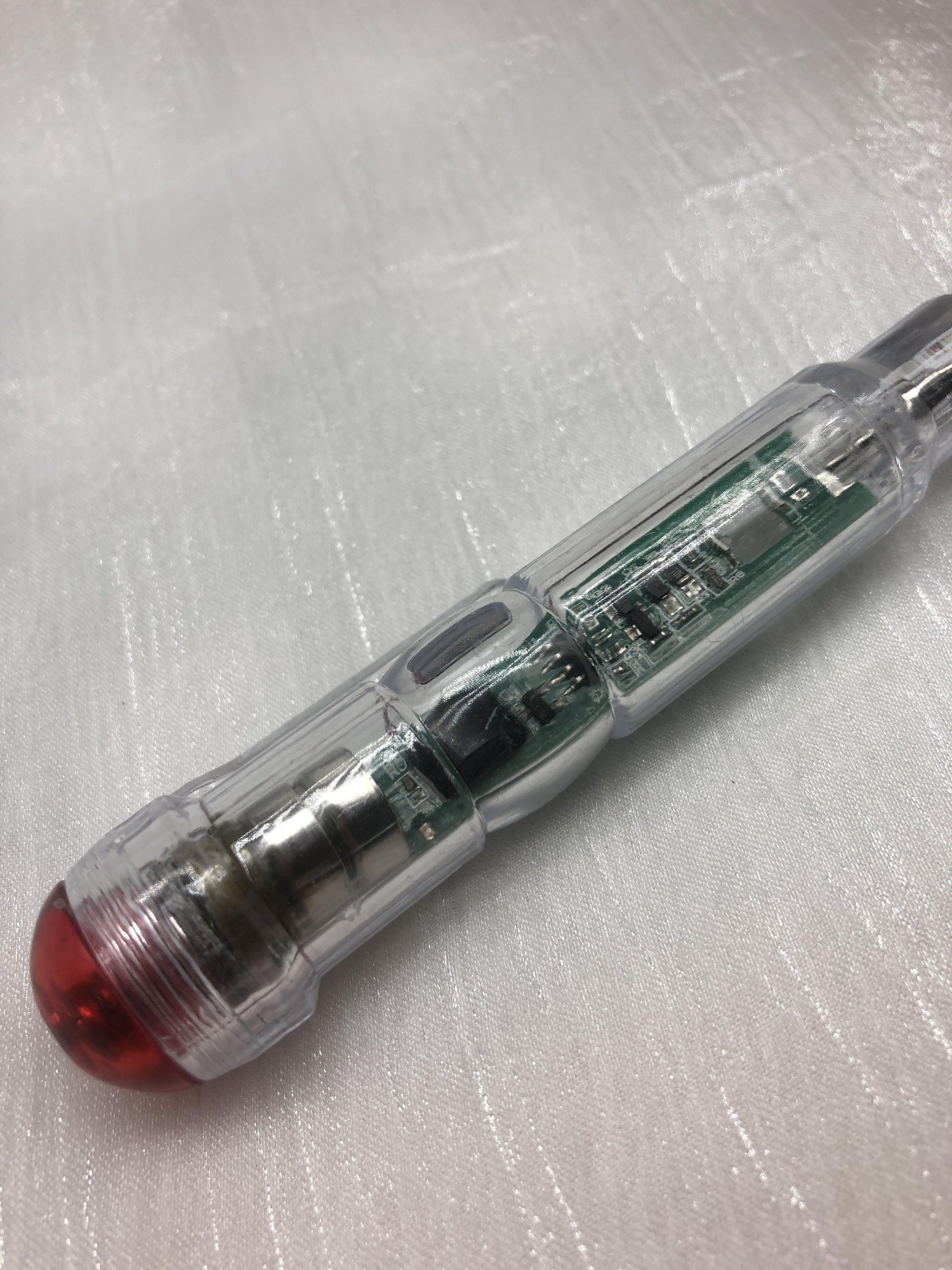 Dual-Alert Electrical Tester: Visual (Red Light) and Audible (Buzzer) Warnings