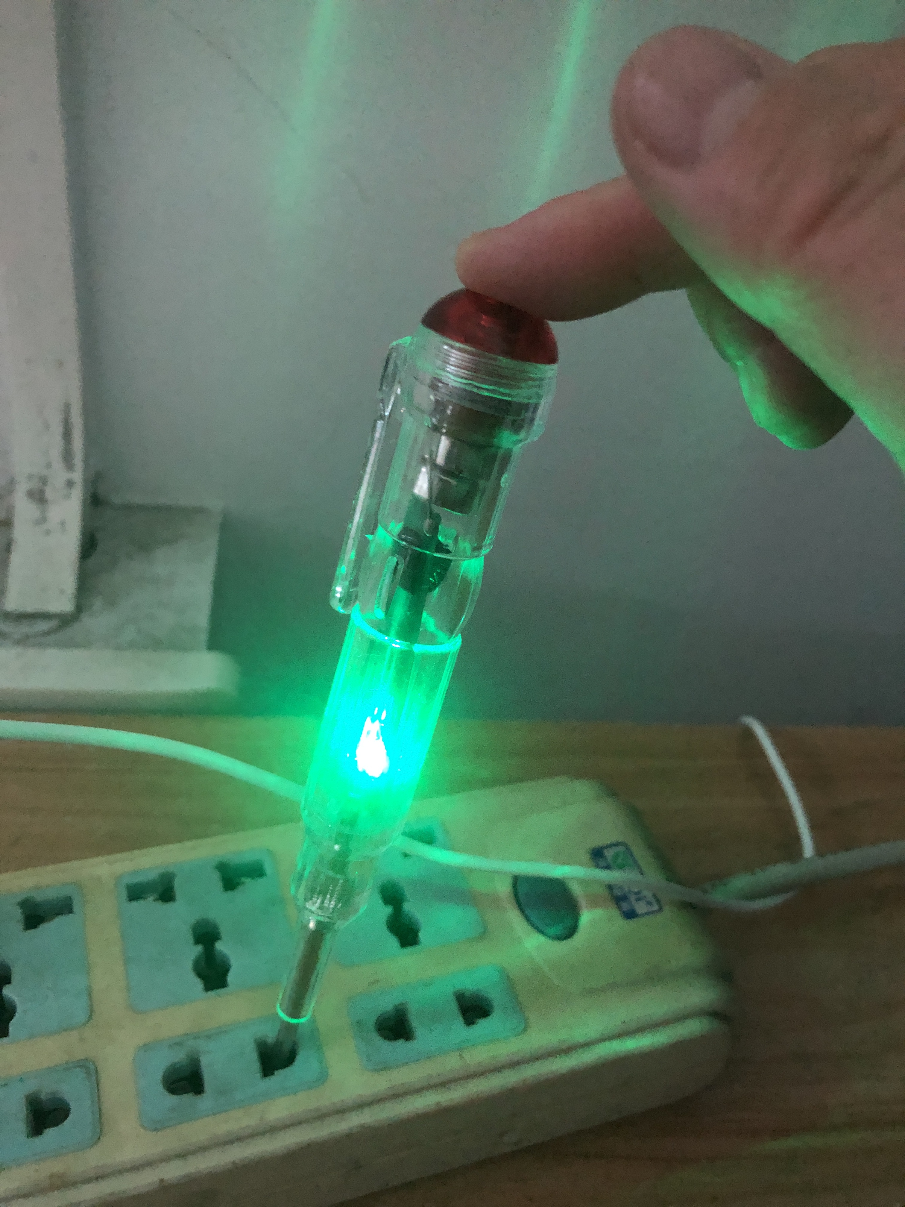 Dual-Alert Electrical Tester: Visual (Red Light) and Audible (Buzzer) Warnings
