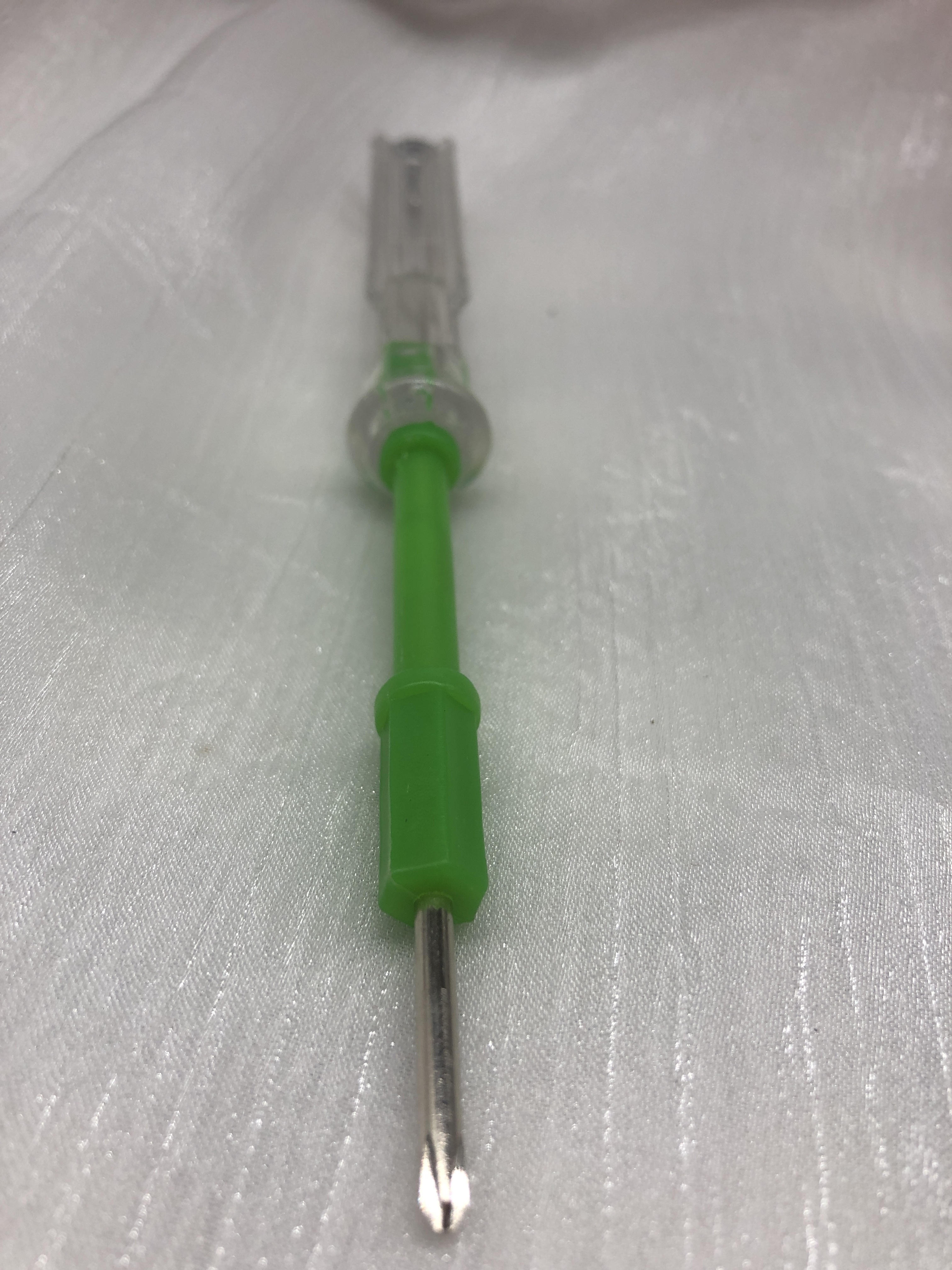 Voltage test pen detects live wires and glows