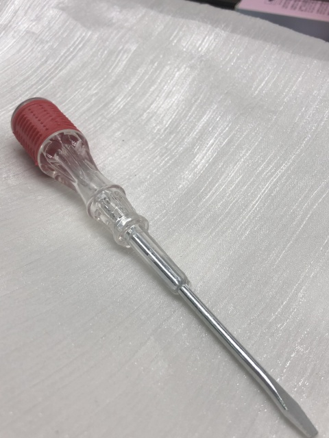 Single indicator silent voltage test pen for electricians