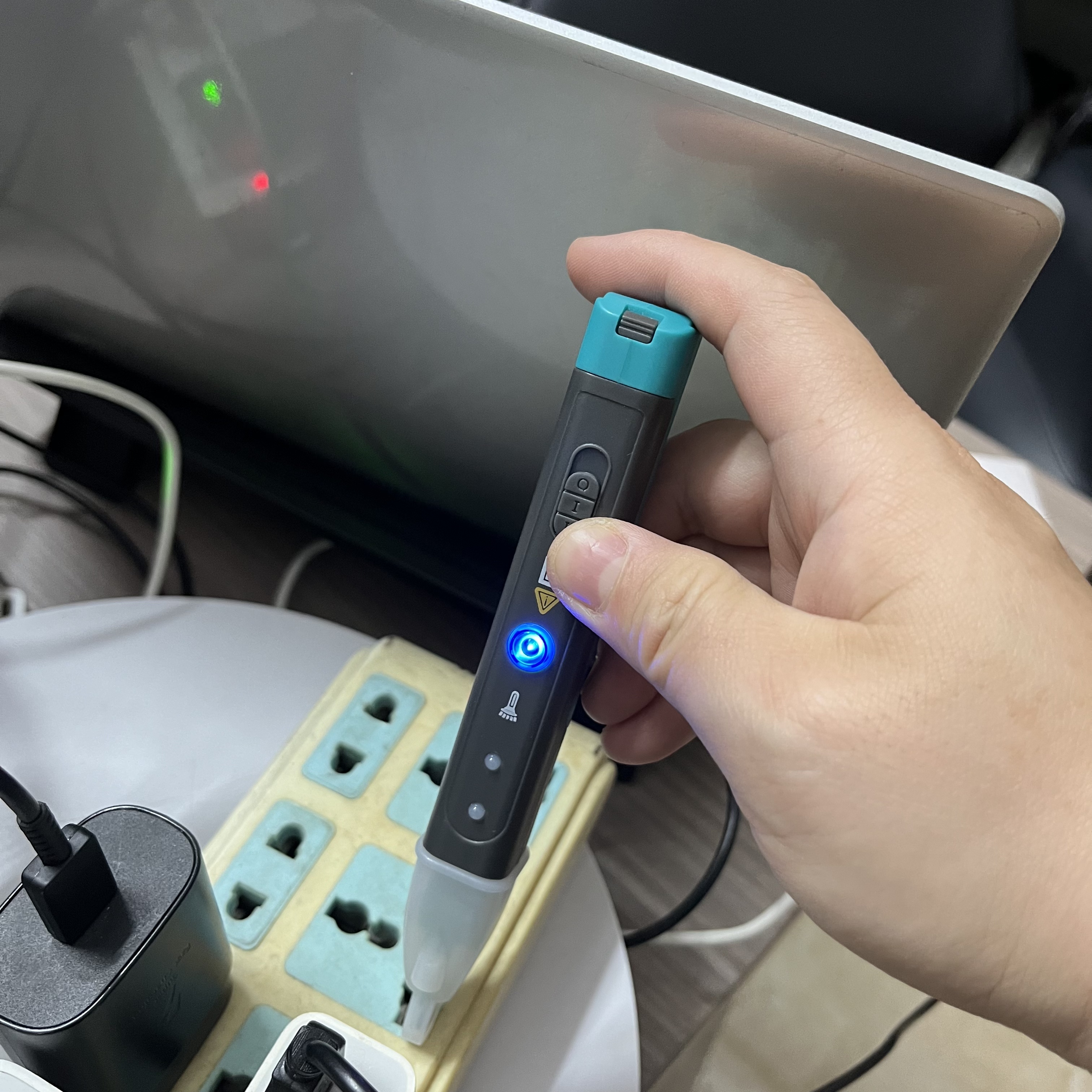Professional automotive electronic fault detector and ignition coil tester – a multi-functional engine diagnostic tool