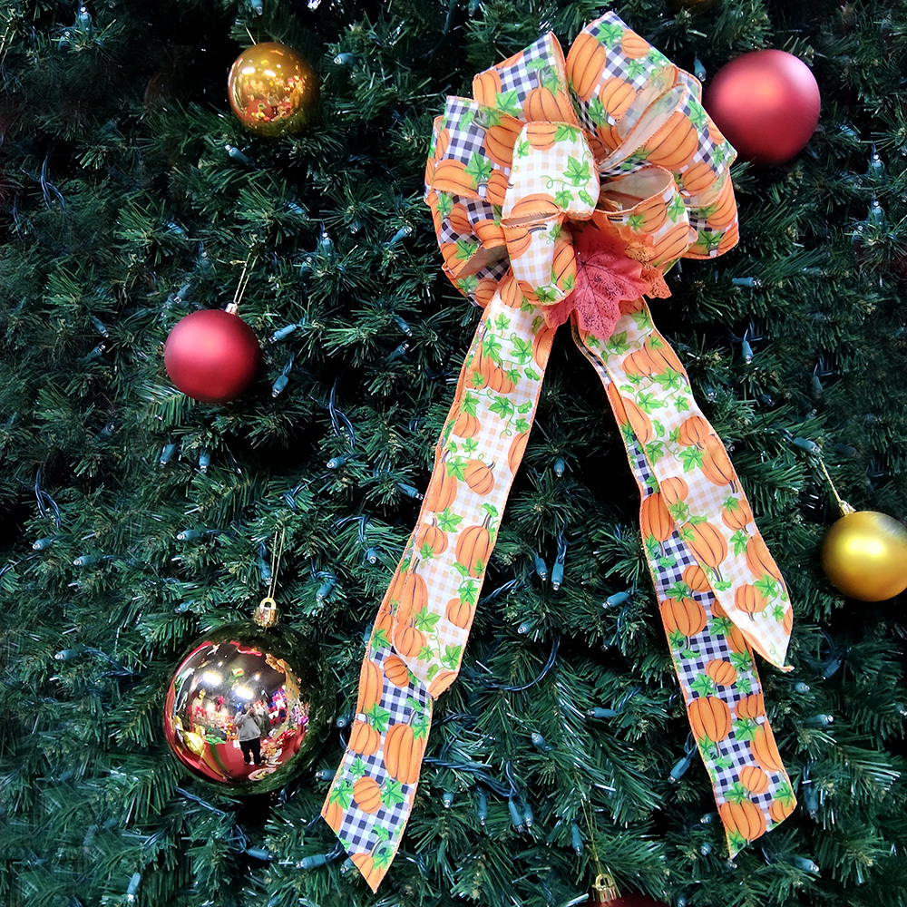 Handcrafted Pumpkin-Patterned Christmas Bow with Black & White Checkered Design Featuring Autumn Leaves & Faux Fur Trim | Rustic Holiday Decoration for Wreaths, Gifts & Mantel Ornaments