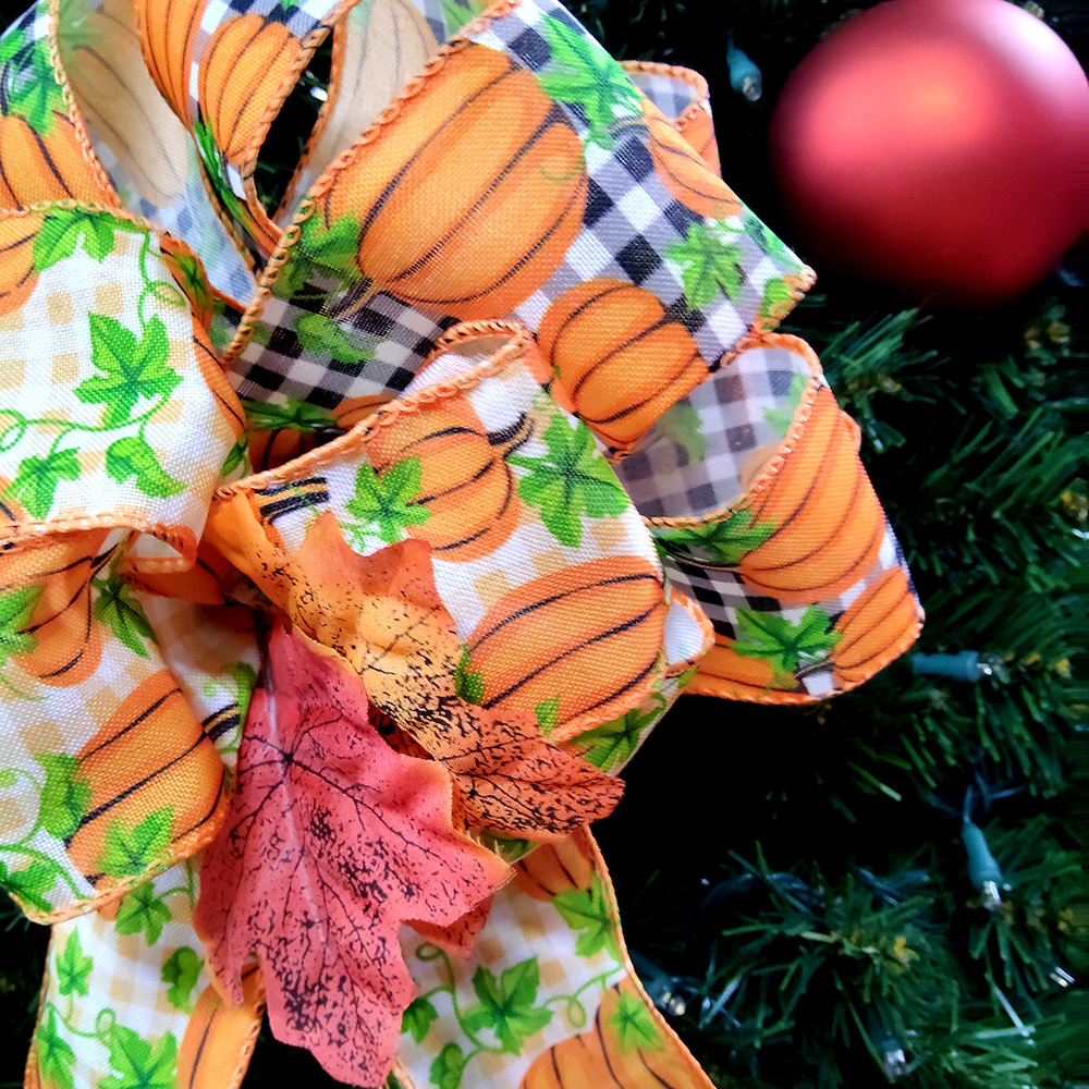 Handcrafted Pumpkin-Patterned Christmas Bow with Black & White Checkered Design Featuring Autumn Leaves & Faux Fur Trim | Rustic Holiday Decoration for Wreaths, Gifts & Mantel Ornaments